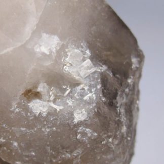 Bertrandite sur quartz, La Villeder, Morbihan.