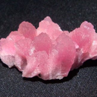 Cobaltocalcite, minéral de la mine de Bou Azzer, Maroc.