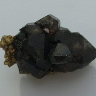 Genthelvite du Mont-Saint-Hilaire, Montérégie, Québec, Canada.