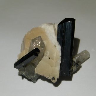 Ilvaïte, calcite et quartz, Boron Quarry, Dalnegorsk, Russie.