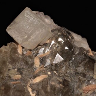 Quartz, calcite et titanite (sphène), gorges de Durnand, Valais, Suisse.