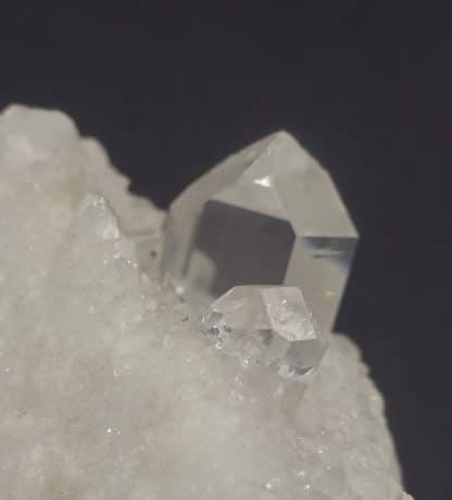 Cristaux de quartz sur marbre blanc, Carrare, Italie.