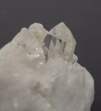 Cristaux de quartz sur marbre blanc, Carrare, Italie.