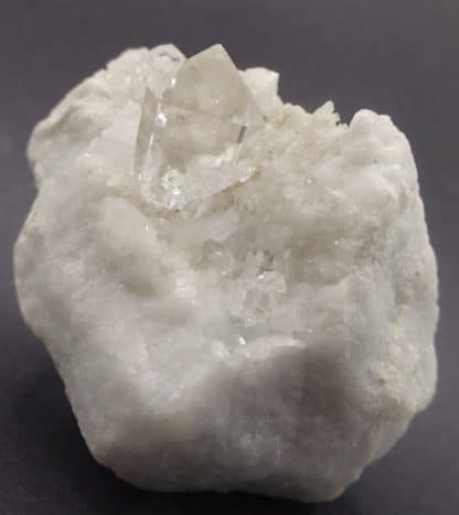 Cristaux de quartz sur marbre blanc, Carrare, Italie.