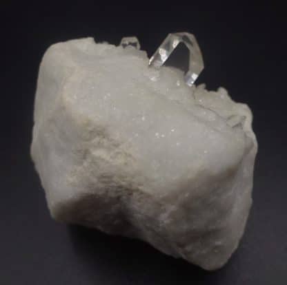 Cristaux de quartz sur marbre blanc, Carrare, Italie.