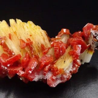 Vanadinite sur baryte, Mibladen, Maroc.