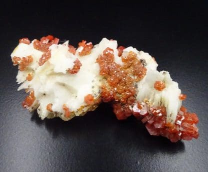 Vanadinite sur baryte, Mibladen, Maroc.