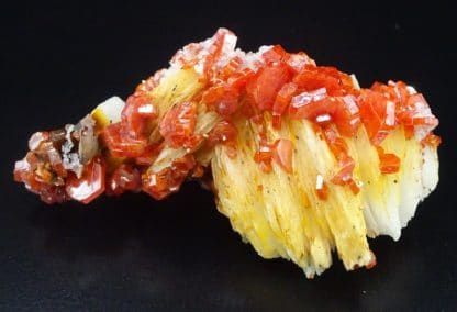 Vanadinite sur baryte, Mibladen, Maroc.