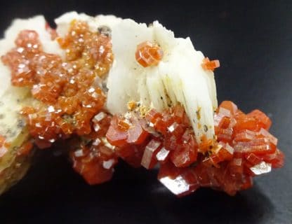 Vanadinite sur baryte, Mibladen, Maroc.