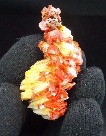 Vanadinite sur baryte, Mibladen, Maroc.