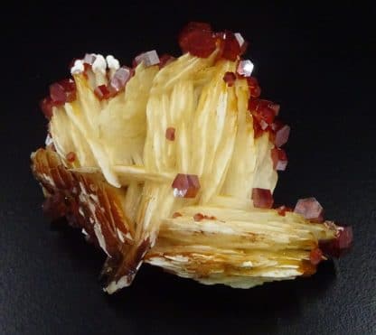 Vanadinite hexagonale sur baryte, Mibladen, Maroc.