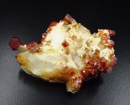 Vanadinite hexagonale sur baryte, Mibladen, Maroc.