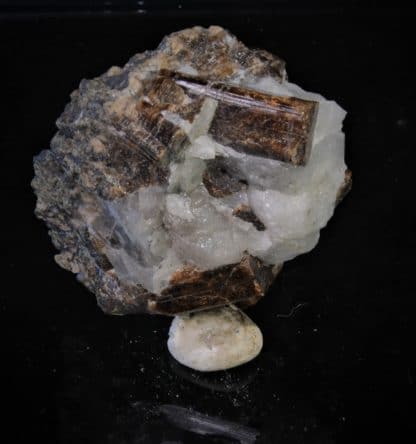 Vésuvianite variété Duparcite, Mine Azegour, Haut-Atlas, Maroc.