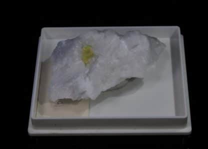 Soufre natif dans Calcite, Colonnata, Carrare, Italie.