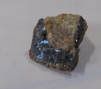 Willemite sur Sidérite, carrière du Rivet, Peyrebrune, Tarn.