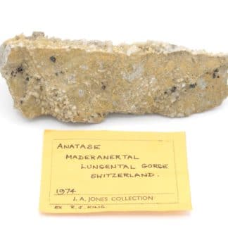 Anatases et quartz, Lugental, Maderanertal, Suisse.