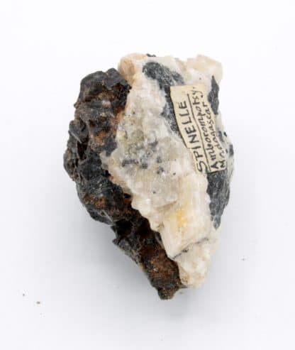 Spinelle et quartz, Amborompotsy, Madagascar.