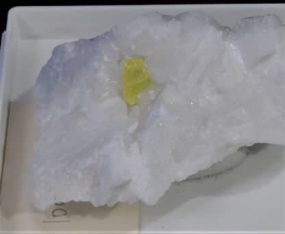 Soufre natif dans Calcite, Colonnata, Carrare, Italie.