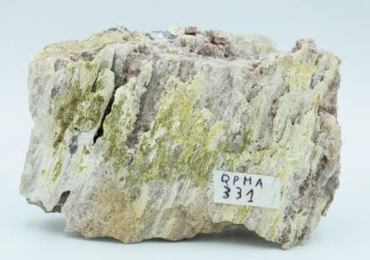 Axinite, Albite et Préhnite, Pêne Arrouye, Campan, Hautes-Pyrénées.