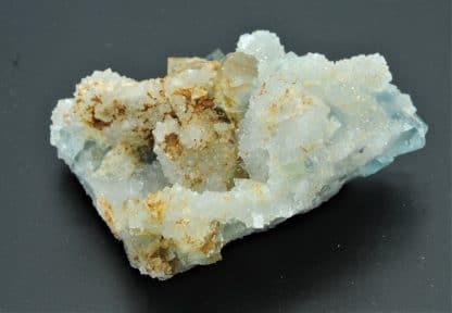 Fluorine bleue sur Quartz, Le Burc (Le Burg), Tarn, France.