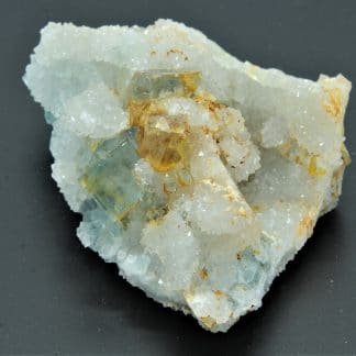 Fluorine bleue sur Quartz, Le Burc (Le Burg), Tarn, France.