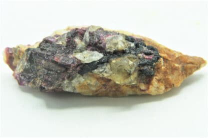 Béhierite et Tourmaline, Manjaka, Vakinankaratra, Madagascar.