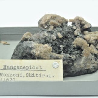 Manganépidote et Quartz fumé, Monzoni, Tyrol, Italie.