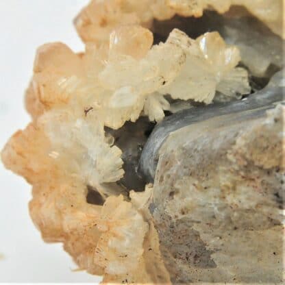 Hémimorphite blanche sur Cérusite, M’Fouati, Congo, Afrique.