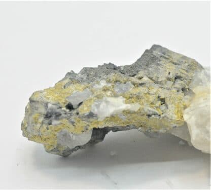 Wulfénite, Hydrocérusite, Galène et Quartz, Griessertal, Canton d’Uri, Suisse.