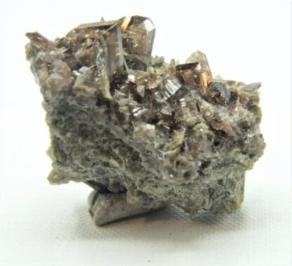 Ferroaxinite (Axinite) et Epidote, Bourg d’Oisans, Oisans, Isère.