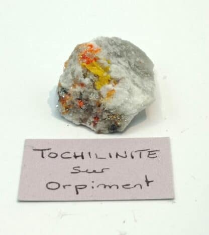 Tochilinite sur Orpiment et Réalgar, Lengenbach, Valais, Suisse.