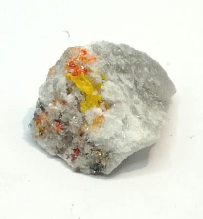 Tochilinite sur Orpiment et Réalgar, Lengenbach, Valais, Suisse.