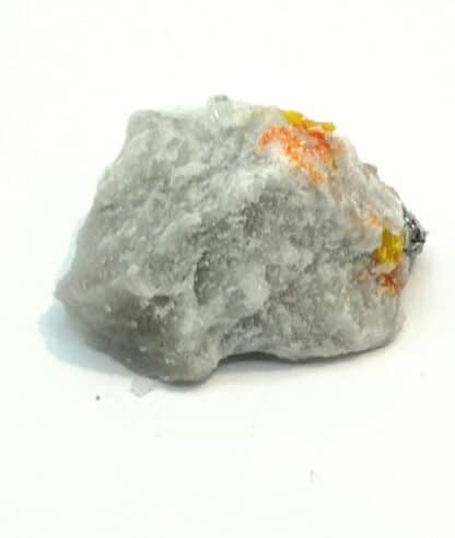 Tochilinite sur Orpiment et Réalgar, Lengenbach, Valais, Suisse.