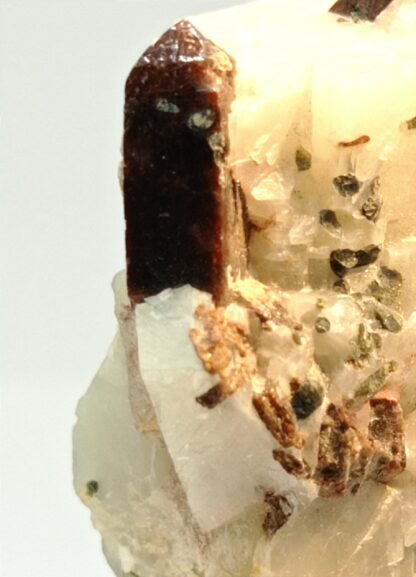 Zircon et Calcite, Andilamena, Madagascar.