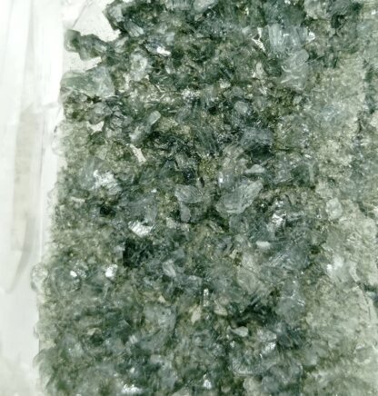 Apophyllite sur Quartz, Tunnel du Saint-Gothard, Suisse.