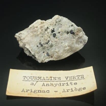 Tourmaline verte sur Anhydrite, Arignac, Ariège, Pyrénées.