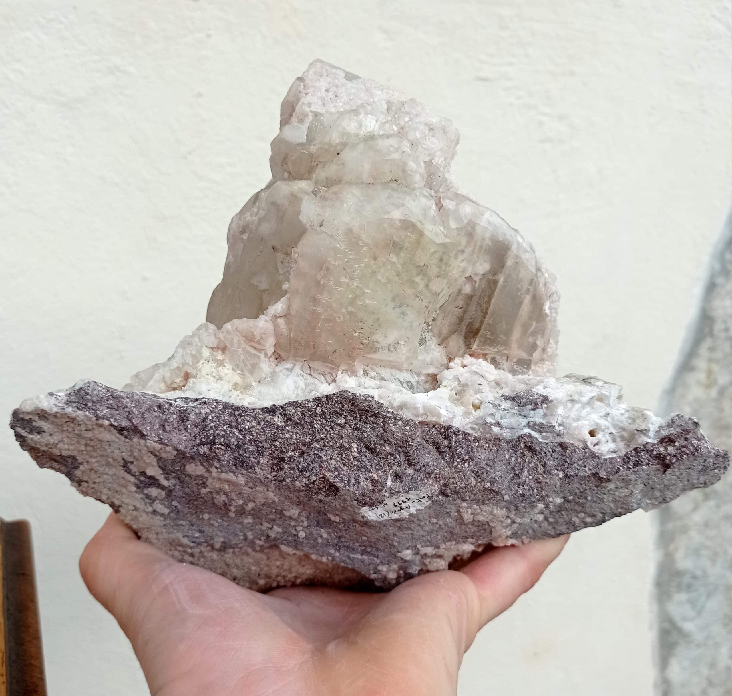 Calcite et Analcime, Port d’Agrès, Aveyron, France.