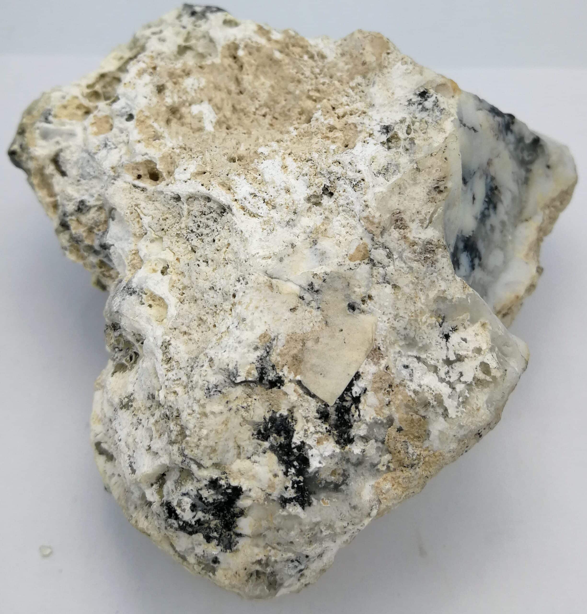 Quartz opalescent, dendrites de manganèse, Brésil.