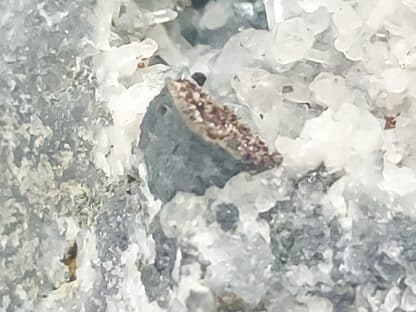 Arsendescloizite et quartz, Tsumeb, Namibie.