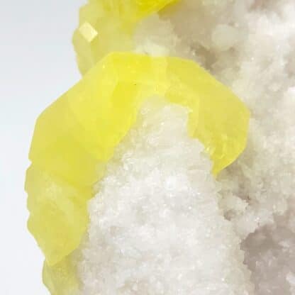 Soufre natif et Aragonite, Caltanissetta, Sicile, Italie.